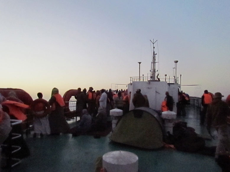 hay algunas que no paran de rezar, no se ponen ni el salvavidas, como esperen que venga Alá a salvarles